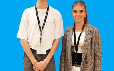 Charlotte Quik begrüßt Samina Grote und Lasse Eickhoff von der Gesamtschule Hünxe beim Jugendlandtag 2022